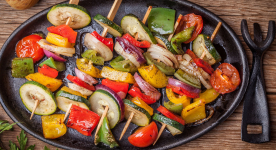 Carne, pesce, verdure e frutta, tutte le ricette più sfiziose per gli spiedini